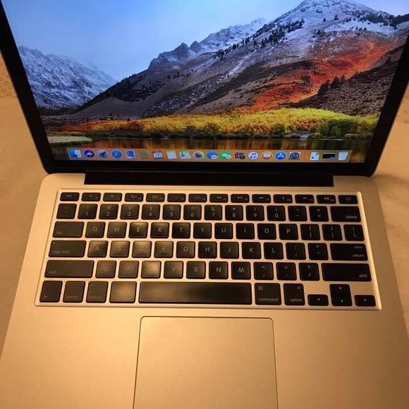 Apple MacBook Air - Picture 1 of 6